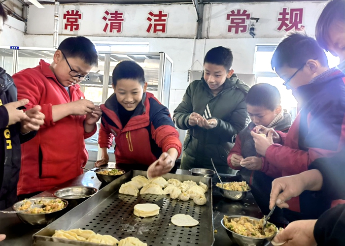 小學部組織留守兒童開展“包餃子 吃蛋糕 迎新年”活動