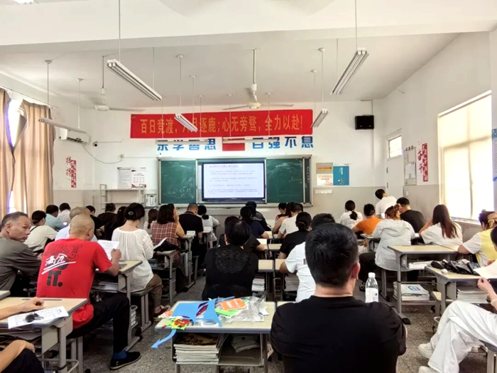 傾聽 溝通 共育 初一、高一年級(jí)家長會(huì)舉行